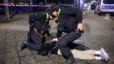 Немецкие полицейские задерживают подозреваемого. Иллюстративная фотография
