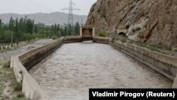 Qırğızıstanın Kok-Taş kəndindən Qolovnoy suburaxıcı qurğusunun görünüşü