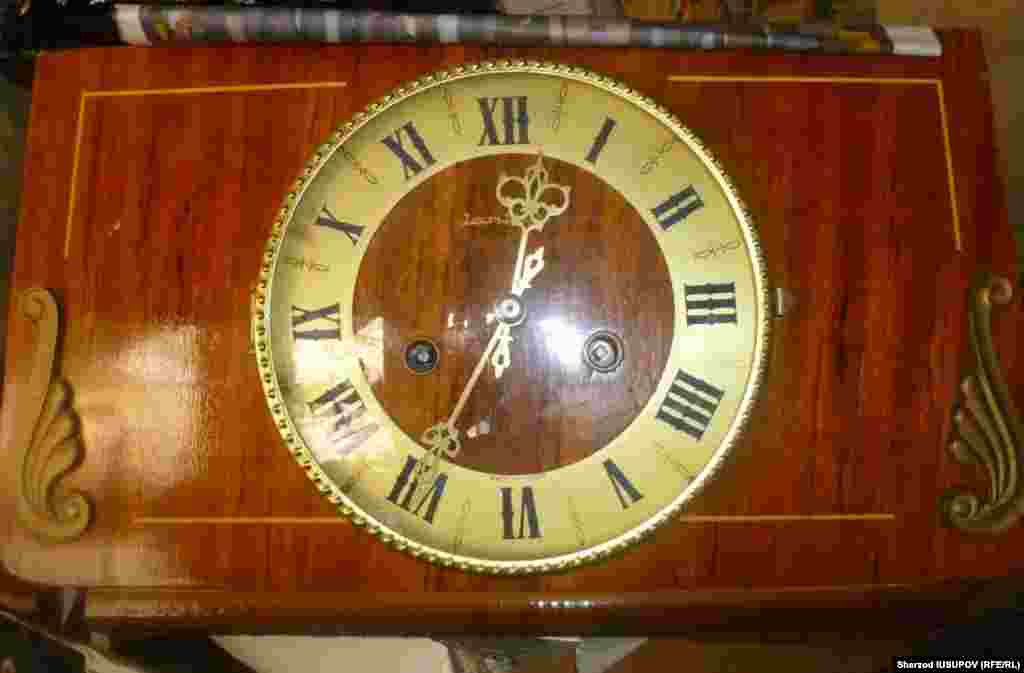 Устахонадаги девор соатларидан бири.