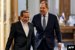 Дипломатические улыбки и реальные сложности: министры иностранных дел Ирана и России Аббас Аракчи и Сергей Лавров