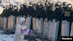 Киев, 24 января. Женщина просит бойцов "Беркута"  поддержать народ