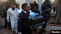 تابوت حامل جسد سالوادور آلنده روز ۲۳ مه برای کالبد شکافی از مقبره خانوادگی اش منتقل شد.