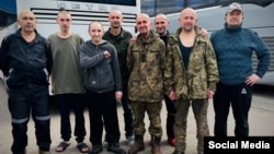 Владимир Миколаенко (четвертый справа) и другие освобожденные из российского плена 24 августа 2025 года