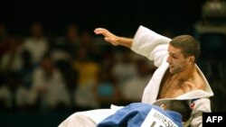 حضور میراسماعیلی (با لباس ورزشی آبی) در مقابل جودوکار فرانسوی در مسابقات جهانی ژاپن در سال ۲۰۰۳