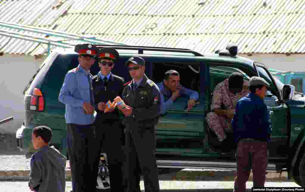 Сүрөттө: Мургабдык тартип коргоочулар, Мургаб. Мургаб районундагы полициянын курамында кыргыз өкүлдөрү жокко эсе.