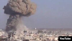  مخالفان حکومت بشار اسد تصاوير ويدئويی را در شبکه های اجتماعی منتشر کرده اند که گفته می شود متعلق به این بمباران های هواپیماهای اسرائیلی است.