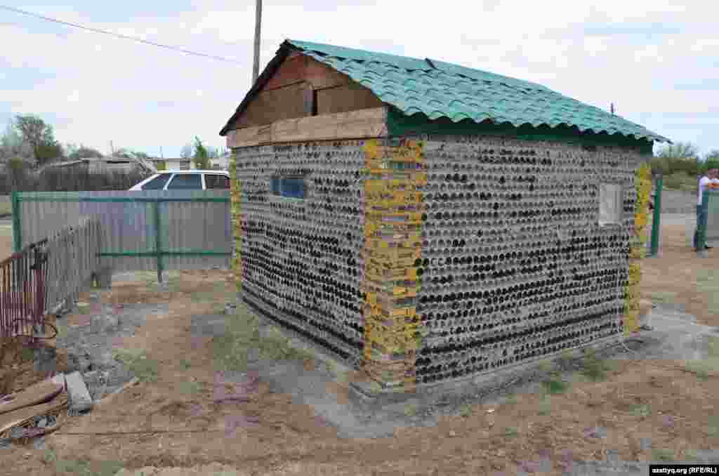 Тұрмағанбет ауылындағы Зәріп Нысанбековтың 2005 жылы бос шөлмектерден салған моншасы. Қармақшы ауданы, Қызылорда облысы, 13 мамыр 2015 жыл.