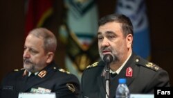 حسین اشتری (راست) و اسماعيل احمدی مقدم، فرمانده کل نيروی انتظامی جمهوری اسلامی،