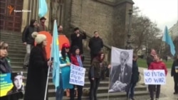 Pragada Qırımnıñ siyasiy mabuslarına qoltutmaq içün yürüş yapqanlar (video)