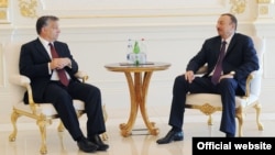 Встреча президента Азербайджана Ильхама Алиева (справа) и премьер-министра Венгрии Виктора Орбана, Баку, 30 июля 2012 г.