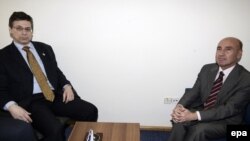 احمد اوگوز چلیکول، سفیر ترکیه در اسرائیل (راست) دانی آيالون، معاون وزير خارجه اسرائيل 