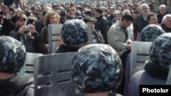 Вооруженные полицейские блокируют шествие протестующих, Ереван, 1 марта 2008 г. 