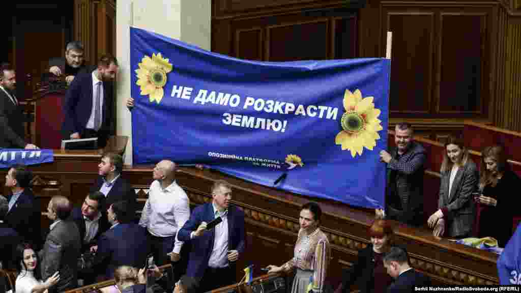 &laquo;Опозиційна платформа &ndash; За життя&raquo; вивісила банер.