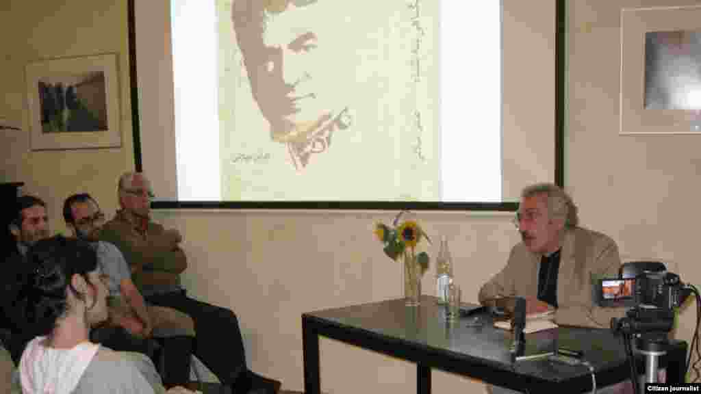 عباس میلانی در مراسم&nbsp;رونمایی از نسخه فارسی کتاب &laquo;نگاهی به زندگی شاه&raquo; در برلین 