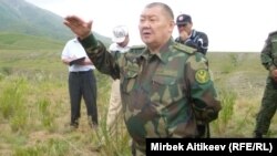 Вице-премьер  Кыргызстана Токон Мамытов призывает участников акции протеста в Кара-Бууринском районе Таласской области прекратить блокировку воды в трансграничном канале. 8 июля 2013 года. 