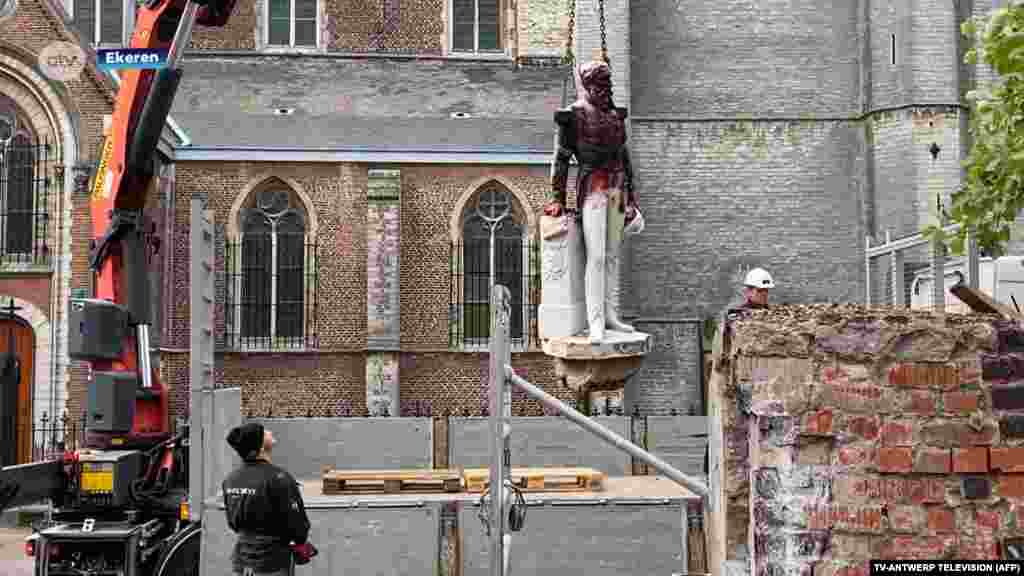 Эта фотография возникла благодаря видеосюжету бельгийского телеканала ATV-ANTWERP TELEVISION, снявшего момент демонтажа статуи короля Бельгии Леопольда II. Решение о сносе городские власти приняли через несколько дней после того, как статую облили красной краской. Изображения короля уже много лет являются мишенью активистов из-за его действий в африканских колониях Бельгии. Леопольд II считал&nbsp;Конго&nbsp; своим &quot;личным владением и использовал его ресурсы. Антверпен, 9 июня