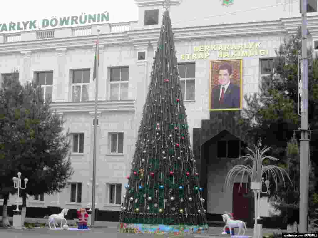&nbsp;Paýtagtyň Berkararlyk etrabynyň binasynyň öňünde dikilen täze ýyl arçasy