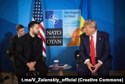 Президент України Володимир Зеленський (ліворуч) і президент США Дональд Трамп. Гаага, 25 червня 2025 року