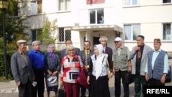 Милли хәрәкәт вәкилләре мәхкәмә бинасы янында