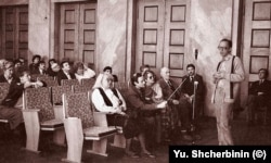 Фестиваль современной музыки. У микрофона Валентин Сильвестров. Харьков, 1989. Фото Ю. Щербинина