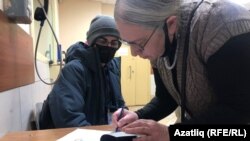 Yelena Sannikova polis şöbəsində saxlanan fəallar üçün kitab imzalayır, 25 dekabr, 2020-ci il  