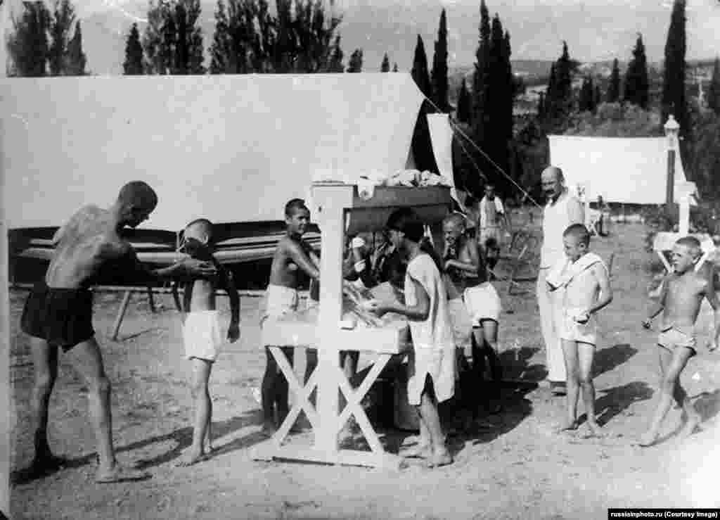 Рідкісне зображення першого табору «Артек» у 1925 році, заснованого на Кримському півострові, що був тоді у складі радянської Росії.У першому таборі було чотири великі намети, в яких розмістили дітей, хворих на туберкульоз, і заохочували їх проводити якомога більше часу на сонці в сухому кліматі Криму.