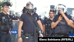 Турция - Полицейские на площади Таксим в Стамбуле, июнь 2013 г․