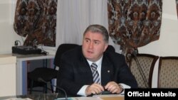 По мнению экспертов, Дзасохов снял свою кандидатуру при условии, что партийцы будут допущены к участию в выборах