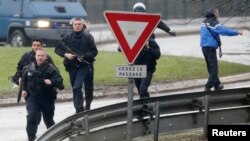 Ֆրանսիա - Ոստիկանները Դամարտեն-ան-Գոել քաղաքում հատուկ գործողության ժամանակ, 9-ը հունվարի, 2015թ․