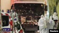 Жұртты таптап өткен жұк көлігінің алдында жүрген қауіпсіздік қызметкерлері. Франция, Ницца, 14 шілде 2016 жыл.  