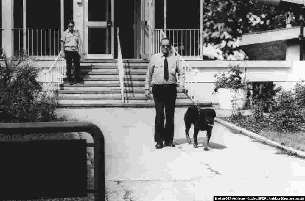 Служба бясьпекі ў штаб-кватэры РСЭ/РС у Мюнхэне, 1982 год.Асобныя журналісты і аўтары таксама былі цэльлю камуністычных шпіёнаў, засыланых у Заходнюю Эўропу. Баўгарын Георгі Маркаў, які зрабіў сэрыю вострых рэпартажаў аб жыцьці пры камунізьме для Радыё Свабодная Эўропа, быў атручаны рыцынам у Лёндане ў 1978 годзе.