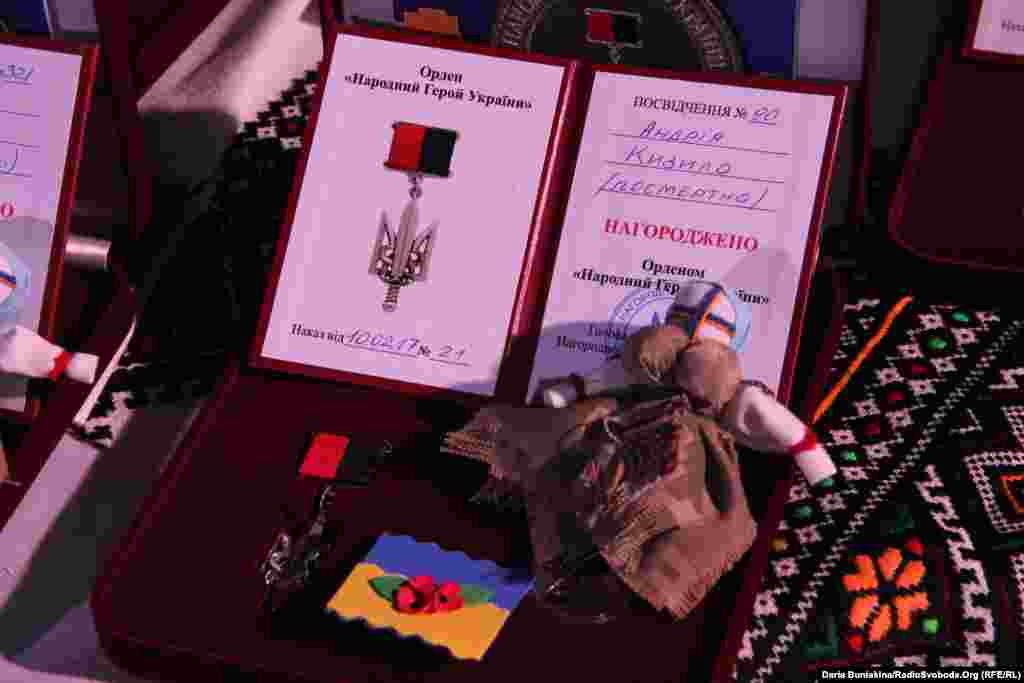 Орден &laquo;Народний герой України&raquo; запроваджений у 2015 році за ініціативи колекціонера антикваріату та волонтера Андрія Боєчка та ювеліра Дмитра Щербакова. Ляльки-мотанки, які дарували разом із нагородами, виготовлені київськими волонтерами зі вживаної армійської форми. А брошки для захисників зробили учні шкіл із Краматорська на Донеччині