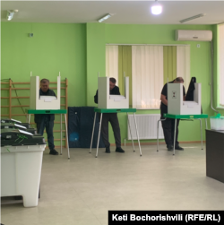 ამომრჩევლები ხმას აძლევენ თბილისის მერის კანდიდატებს, 2025 წლის 4 ოქტომბერი