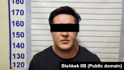 Милиция Айбек Уланов кармалганы тууралуу маалымат менен кошо тараткан сүрөт. 