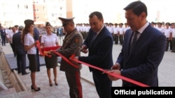 Раимберди Дуйшенбиев, Темир Джумакадыров и Абдиль Сегизбаев (слева направо) на церемонии открытия домов для сотрудников ГКНБ. 24 августа 2017 г.