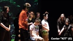 Актеры инклюзивного детского театра центра  «КИТ» в спектакле «Книга джунглей». Астана, июнь 2018 года.