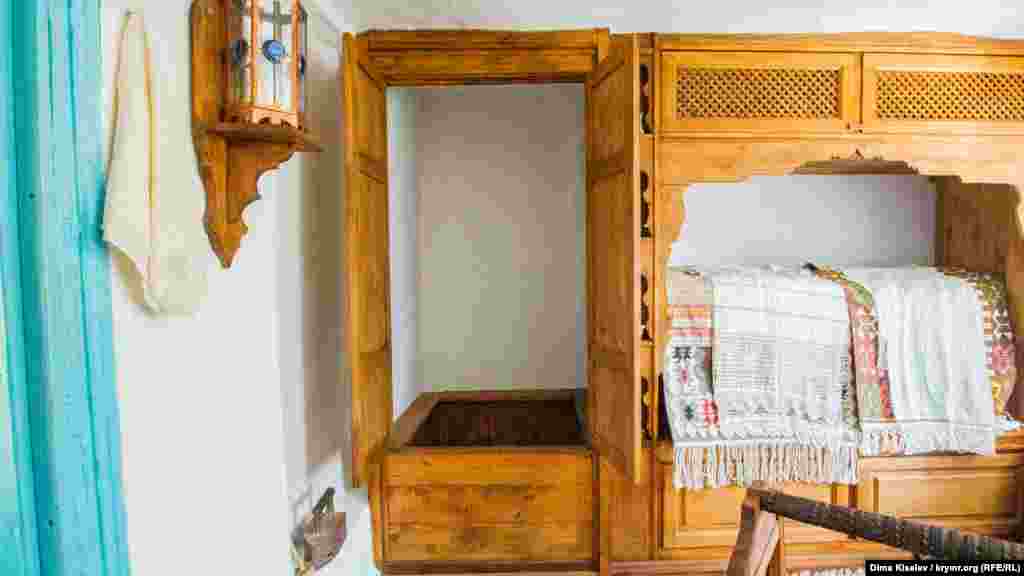 Qırımtatarlar duş kabinleri uydurılmazdan evel de duşnı qullanğan edi, em duş, em kanalizatsiyaları bar edi.&nbsp; Böyle dolap odada yerleşken edi. &laquo;Derviş evinde&raquo; onu tamamen yañıdan yapqanlar. Kabinniñ ortasında&nbsp;&ndash; abdest taşı. Yuvunğanda onıñ üstüne çıqqan ediler.&nbsp;