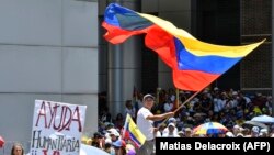 خوان گوایدو، رهبر مخالفان می‌گوید موج تازه اعتراضات، ضربه «نهایی» برای وادار کردن مادورو به کناره‌گیری از قدرت است.