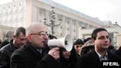 Аскер командирлери соттолгон Тбилиси шаардык соту алдында пикет өттү. 11-январь, 2010-ж.