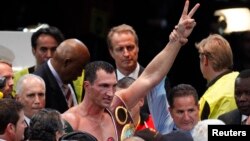 Володимир Кличко (в центрі) святкує перемогу над Олександром Повєткіним