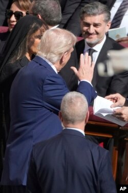 Согласно описанию фотографии агентства AP, Трамп помахал рукой Кавелашвили. Однако журналисты, изучившие видео, пришли к выводу, что это не так. Позднее, согласно опубликованным телекомпанией «Имеди» кадрам, Трамп пожал руку Кавелашвили