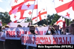 Протест під гаслом «Свободу Саакашвілі!» біля в'язниці в Руставі, де утримують під арештом грузинсько-українського політика. 4 жовтня 2021 року