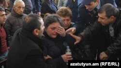 Սպանված Հայկազ Բարսեղյանի մայրը դատարանում, 18-ը նոյեմբերի, 2015թ․ 