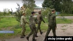 Скрын з матэрыялу телеканалу СТВ пра дзяцей, якія дапамагаюць памежнікам у Гомельскім раёне