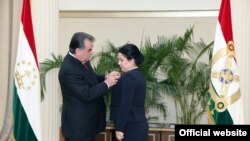 Президент Таджикистана Эмомали Рахмон вручает орден своей дочери Озоде Рахмон. 28 августа 2015 года. 