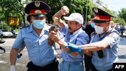 Полиция задержала протестующего на митинге оппозиции в Алматы. 6 июня 2020  года. 