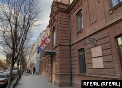 Здание на проспекте Агмашенебели с мемориальными досками в память юнкеров, погибших при защите грузинской независимости