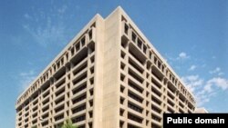 صندوق بین المللی پول می گوید: «فشارهای جهانی و تحريم ها، مبادلات تجاری، پرداخت های خارجی و سرمايه گذاری در ايران را با مشکل مواجه کرده است.»