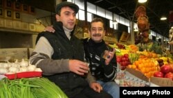 Ишнинг кўзини билиб¸ бозорда ўзига раста оча олган мигрантлар¸ кунлар илиши билан бозордаги олди-бердининг ҳам уйғониб қолганини айтмоқдалар.