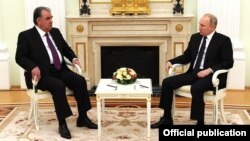 Тажик президенти Эмомали Рахмон менен Орусиянын президенти Владимир Путиндин жолугушуусу. 9-май, 2021-жыл. 
